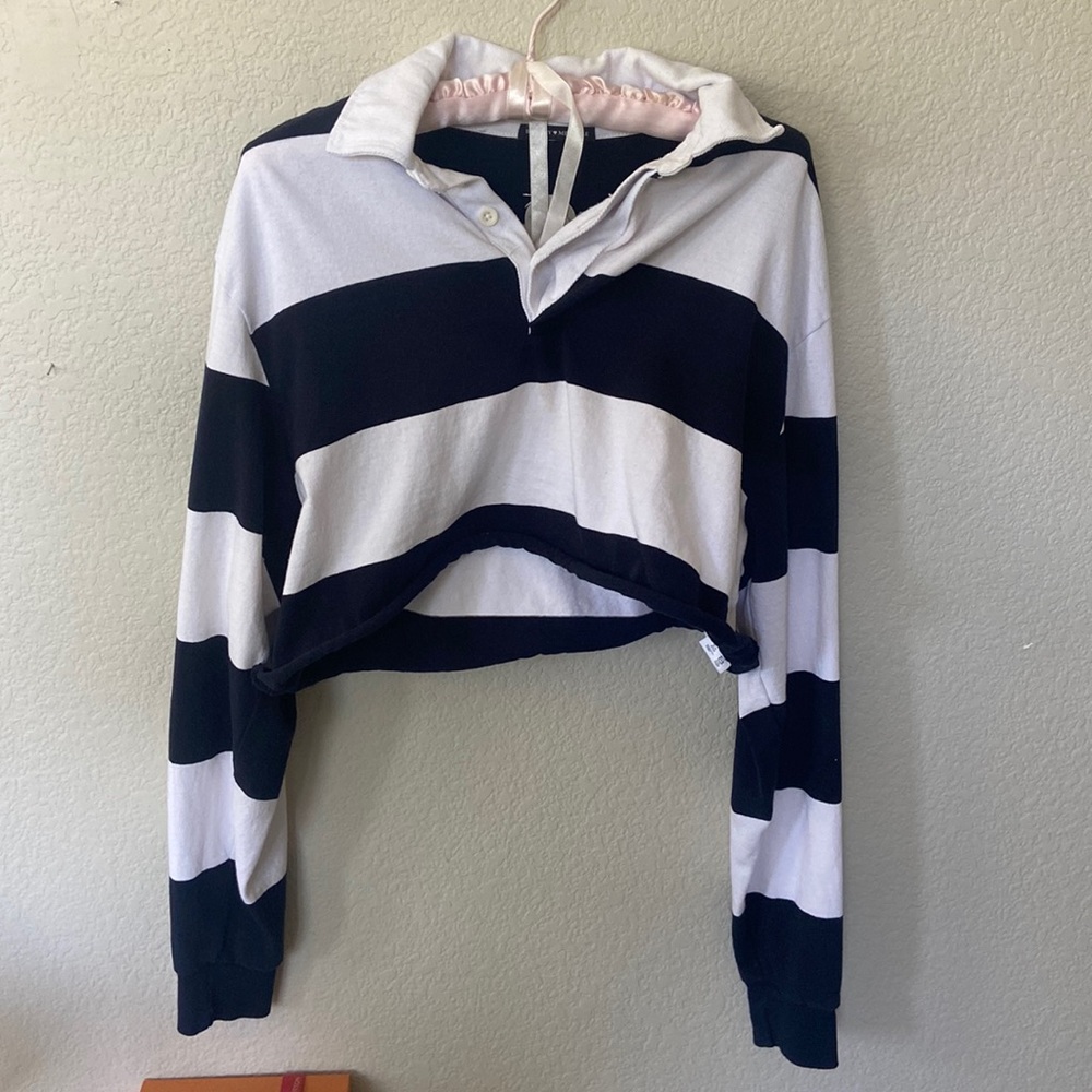 Great thick material! Never worn, in great condition! Buttons adjustable up+down